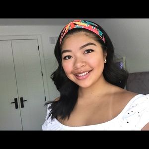 Meet your Posher, Claudia